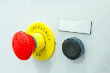 Kırmızı acil durum durdurma ve siyah Sıfırla düğmesi