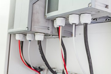 Kablo elektrik dağıtım, güç bağlantılarındaki bezleri pl