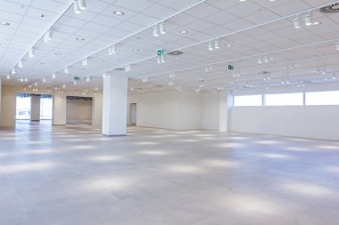 Boş bitmiş modern mega Pazar. Mimari konsepti