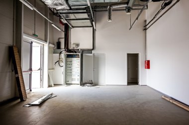 Elektrik kabine kapı aynası ile otomatik sigorta anahtarları vardır