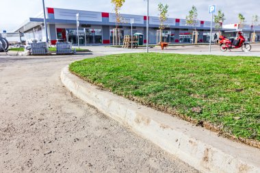 Unrolling çim, çim yerleştirildi yeni çimenlerin üzerinde rulo