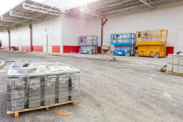 Montón de losas de pavimentación apiladas en paleta de madera — Foto de Stock