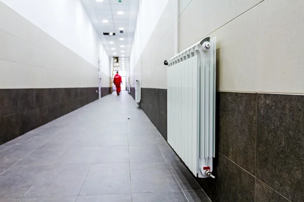 Radiador de calefacción en la pared de azulejos en el pasillo — Foto de Stock