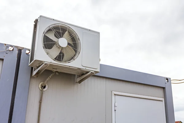 Luchtcompressor is ingesteld op het dak van het kantoor van de container — Stockfoto