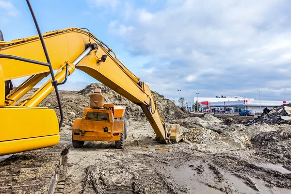 Baumaschinengruppe wird auf Baustelle abgestellt — Stockfoto