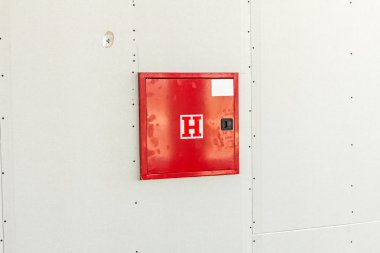 Yangın hidrant simgesi kutusuyla bitmemiş bir plast inşa edilmiştir