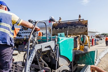 Yayıcı machi için buldozer Kepçe içine sıcak asfalt taşıma
