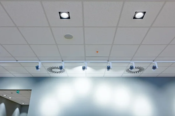 Scheinwerferreflexion an der Wand mit Luftkanal an der Decke — Stockfoto