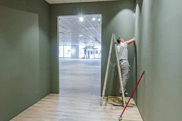 Uiteindelijke werk op nieuwe moderne showroom — Stockfoto