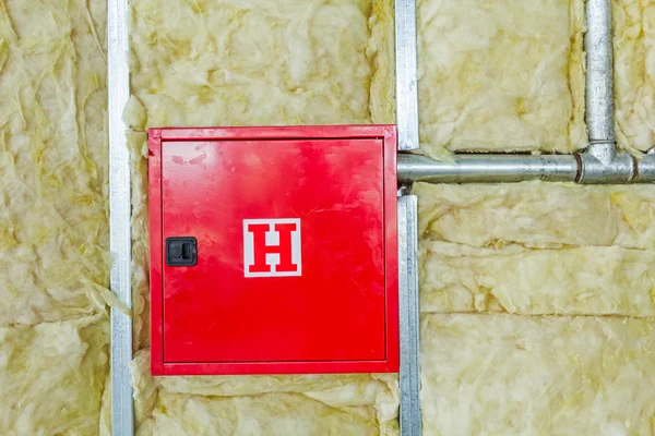 红色消防栓柜 — 图库照片
