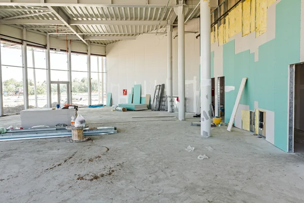 La vista sobre el gran trabajo de la sala de exposición está en progreso. Concepto de arquitectura —  Fotos de Stock