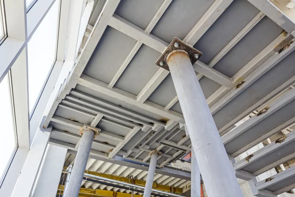 Escaleras metálicas sin terminar en un moderno edificio de oficinas — Foto de Stock