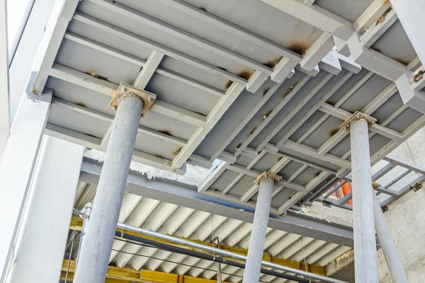Metall oavslutade trappor i en modern kontorsbyggnad — Stockfoto