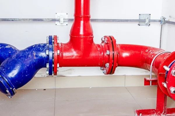 Dodávky vody, požární systém kontroly, malované potrubí — Stock fotografie