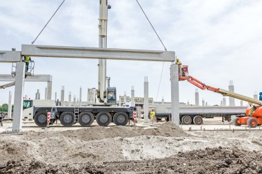 Mobil vinç büyük salona beton kiriş taşıyor