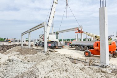 Mobil vinç büyük salona beton kiriş taşıyor