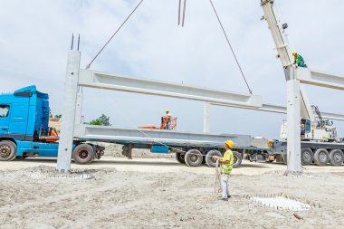 Vinçler-Mobil vinç kamyon römork gelen beton kiriş boşaltma