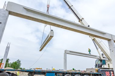 Vinçler-Mobil vinç kamyon römork gelen beton kiriş boşaltma