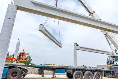 Vinçler-Mobil vinç kamyon römork gelen beton kiriş boşaltma