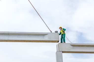 Derleme beton kiriş akrobatik yolu. Truss b yerleştirme