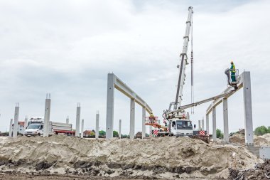 Mobil vinç büyük salona beton kiriş taşıyor