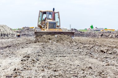 Ön tarafı ağır protip inşaat makine içinde hareket
