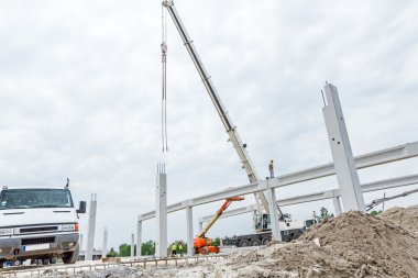 Mobil vinç büyük salona beton kiriş taşıyor