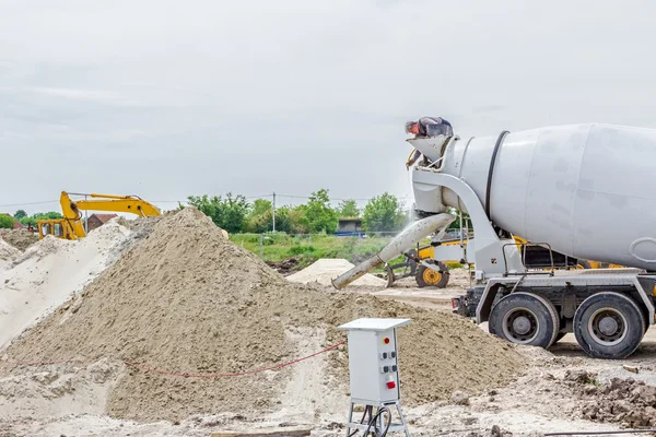 Trabajador está lavando hormigonera — Foto de Stock