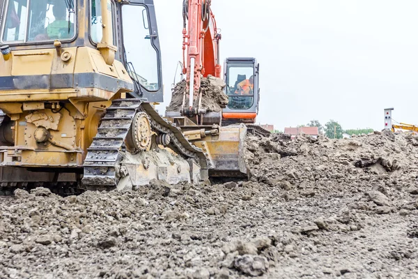 Schwere Baumaschinen ebnen Baustelle — Stockfoto