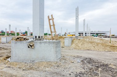 Kullanılmış ahşap merdivenler ile dev betonarme kolon