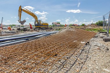 Ekskavatör şantiye üzerinde hareket ediyor