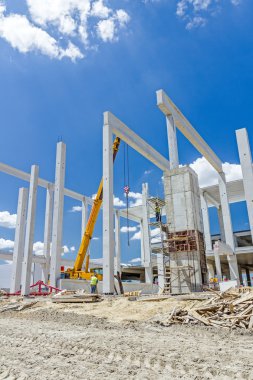 Vinçler-Mobil vinç kamyon römork gelen beton kiriş boşaltma