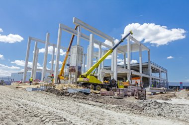 Vinçler-Mobil vinç kamyon römork gelen beton kiriş boşaltma