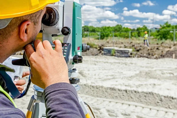 Geodesist is working with total station on a building site. Civi — Stock Photo, Image