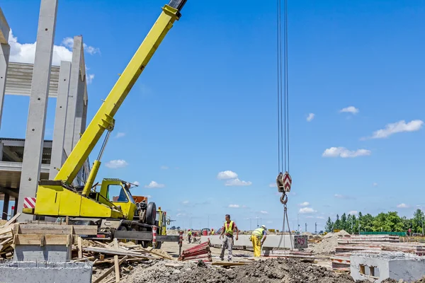 Vinçler-Mobil vinç kamyon römork gelen beton kiriş boşaltma — Stok fotoğraf