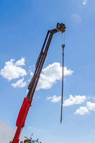 Hak żurawia z łańcuchem wiszącym nad miejscem budowy — Zdjęcie stockowe