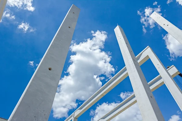 Long concrete pillars are going into beautiful sky, concrete joi — Stock Photo, Image