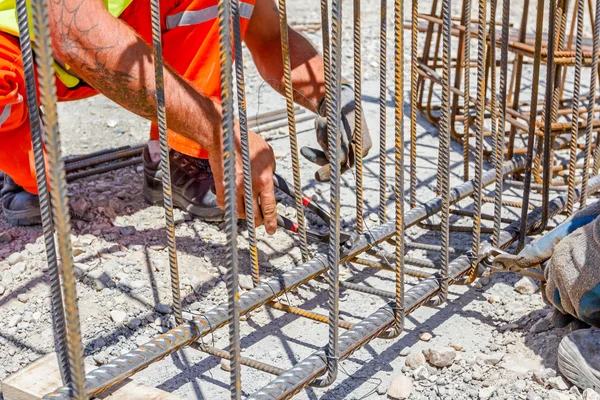 建設労働者のための rebar のバインド鉄筋コンクリート柱 — ストック写真
