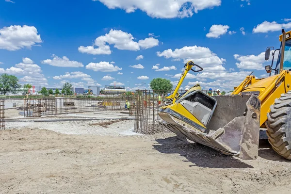 Excavadora se mueve sobre el sitio de construcción — Foto de Stock