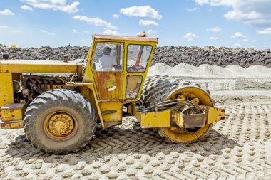 Büyük yol silindiri dikenli inşaat, toprak sıkıştırma 