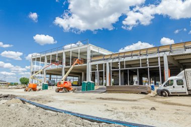 Peyzaj kentsel alana dönüşür. Yükseklik işçileri yüksek ele