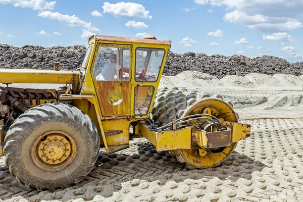 スパイクと巨大なロード ローラーは、建設の土壌で最適化します。 — ストック写真