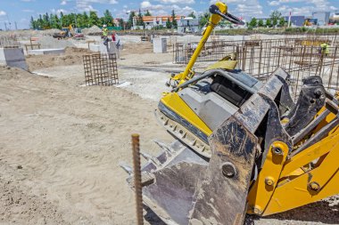Ekskavatör şantiye üzerinde hareket ediyor.