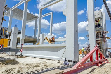 Mobil vinç büyük salona beton kiriş taşıyor