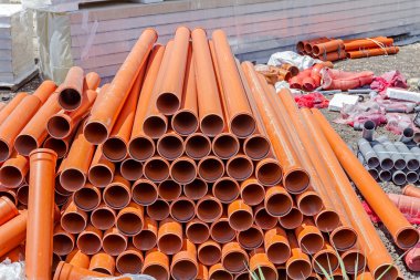 PVC turuncu tüpler, borular site oluşturma, bir yığın dizilir, 