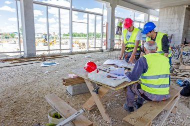 Mühendisler sitesi, iş planı hakkında tartışıyorlar.