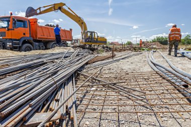 Paslı güçlendiren kafes, armatür geçici olarak yığılmış yığını