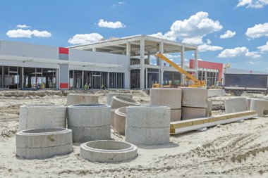 Bir şantiye p olmaya hazır beton drenaj boruları vardır