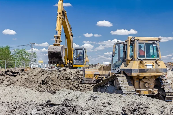 Ciężkich maszyn budowlanych jest wyrównywanie terenu budowy — Zdjęcie stockowe