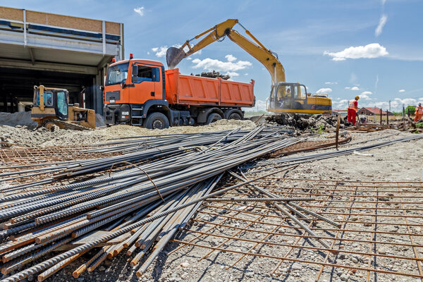 Куча ржавой армирующей сетки, арматура сложена временно
